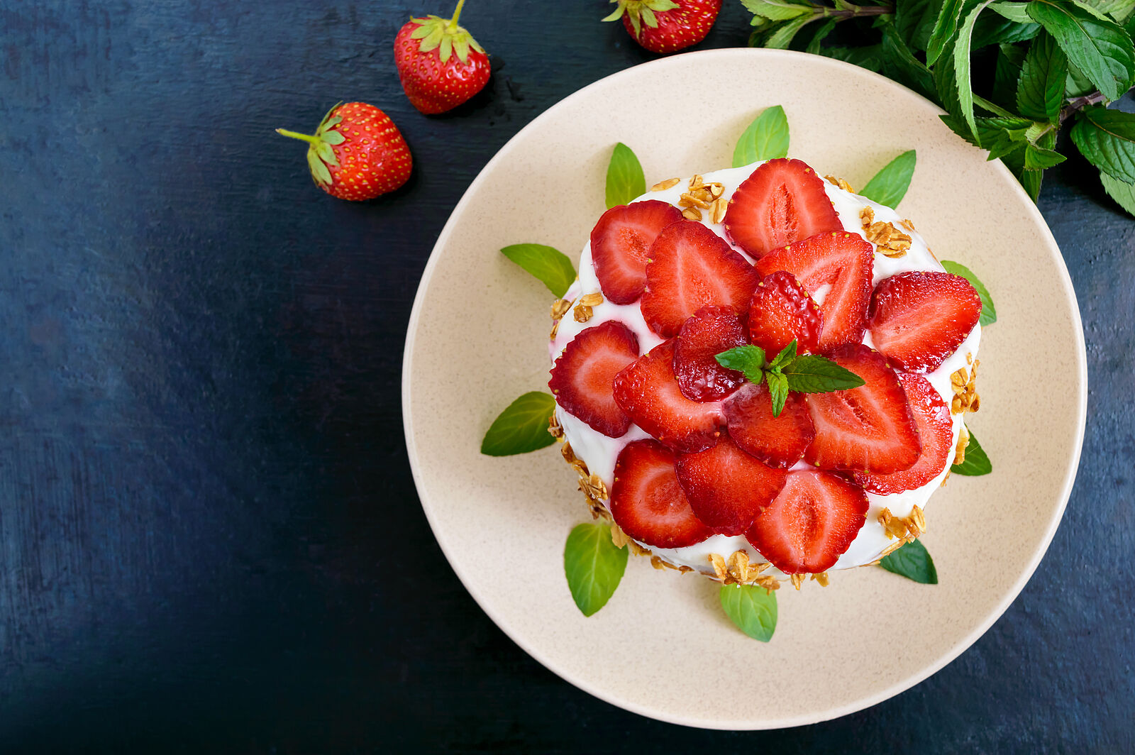Öffnet die Seite 'Erdbeerzeit - Sommerliche Kuchen, Torten & Desserts'
